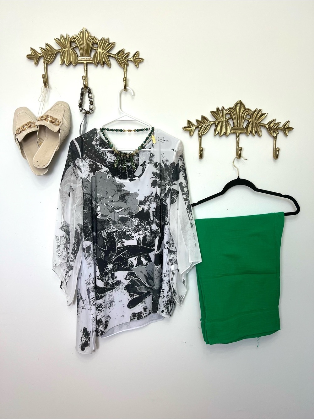 Black & White Floral Sheer Top with Belle sleeves L ptp 22” l 33” longest part